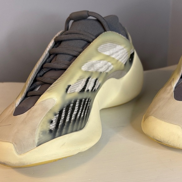 Yeezy 700 V3 Fade Salt Men’s 7.5 LIKE NEW! W/Box